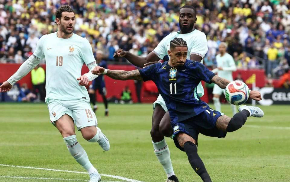 巴萨官方确认拉菲尼亚伤停五周 战法国赛前已出现肌肉不适仍坚持上场